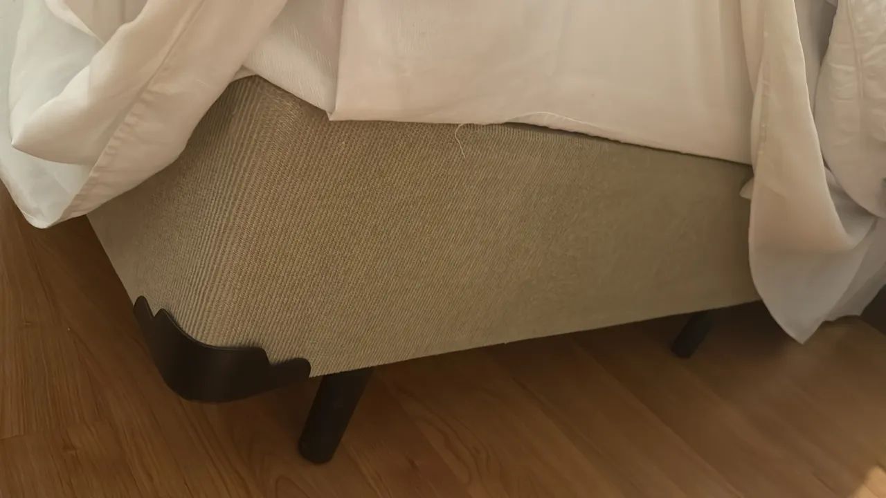 Base de Cama Box Estofada Bege com Pés de Madeira