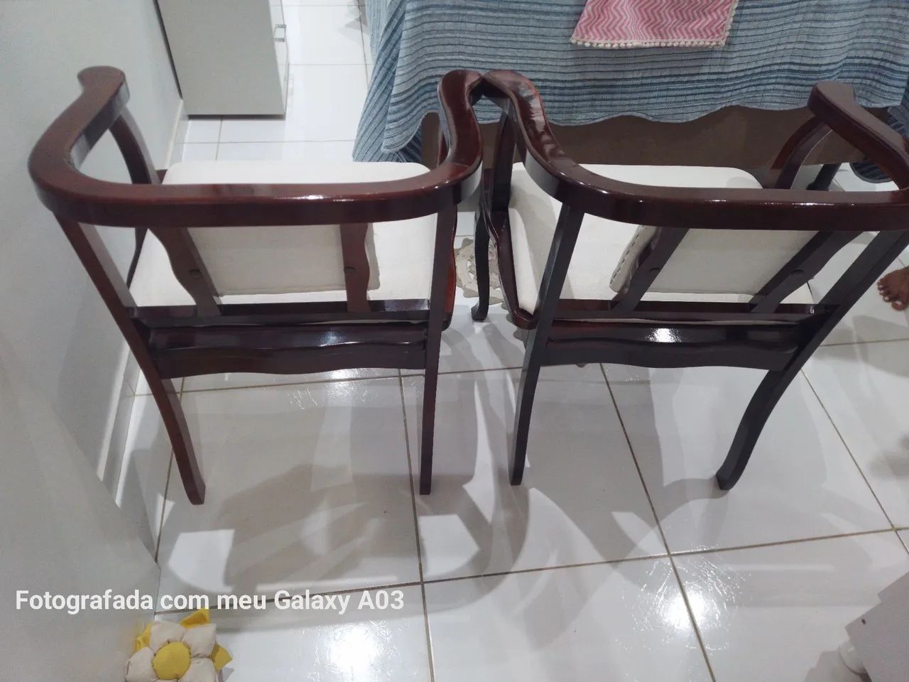 Vendo duas cadeiras madeira pura  - Foto 4