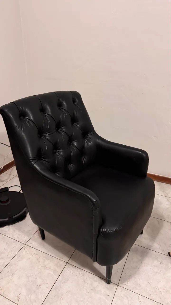 Poltronas poltrona acabamento em capitonê no encosto. - Foto 2