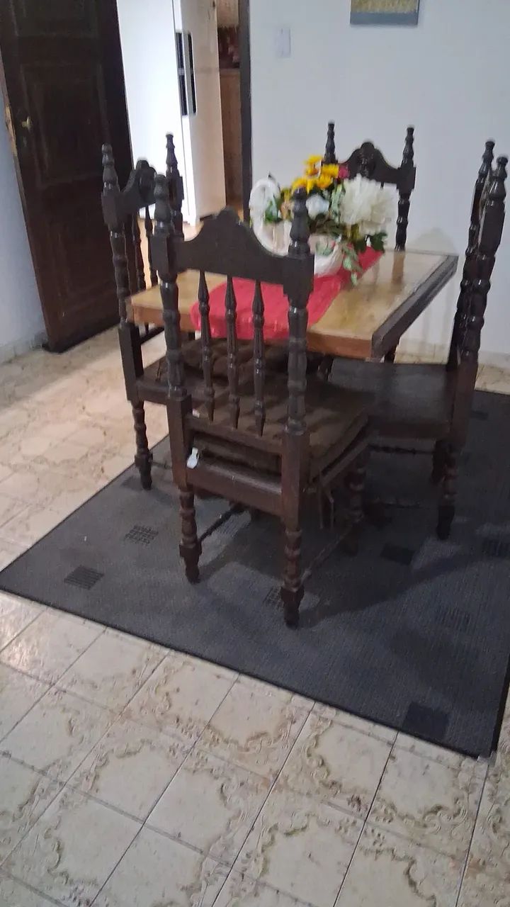 Vendo uma mesa em mecânica com 4 cadeiras mesa em madeira 