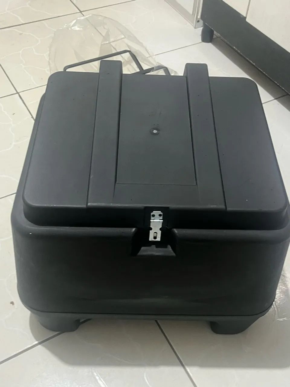 Baú é suporte para moto 80L