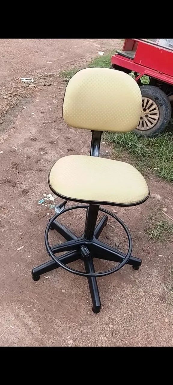 POLTRONA E MESA DE ESCRITÓRIO