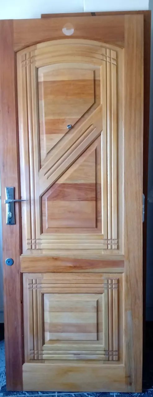 Porta maciça com olho mágico,  trava de segurança,  fechadura , dobradiças, já com verniz 