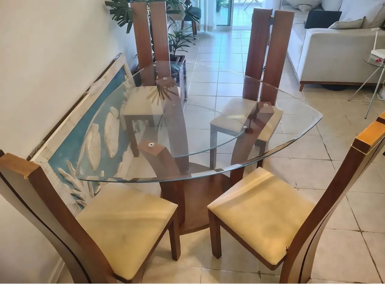 Mesa de madeira com 4 cadeiras  - Foto 2