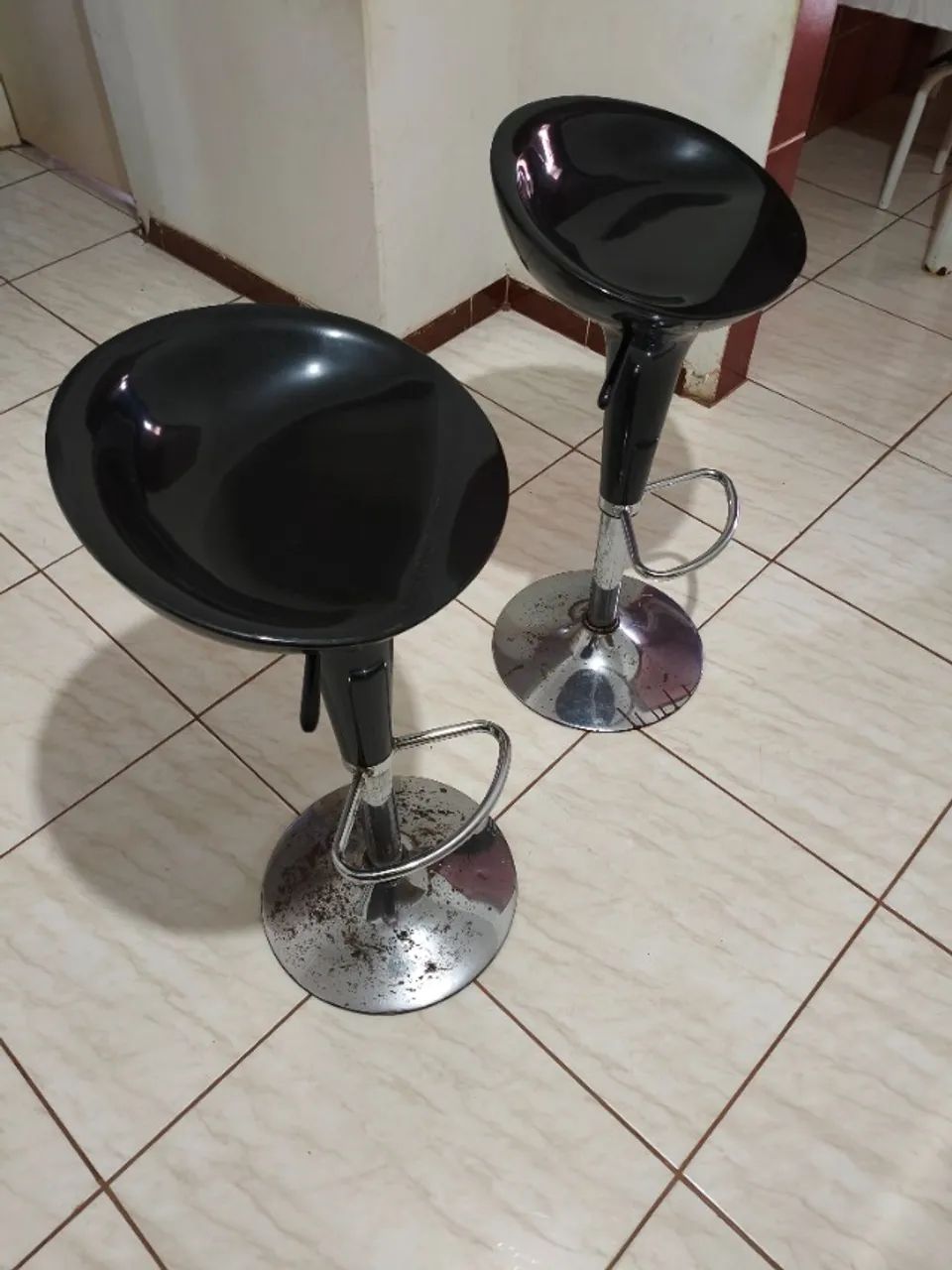 Banqueta alta giratória modelo "Tulipa", com assento em plástico ABS preto e base metal. 