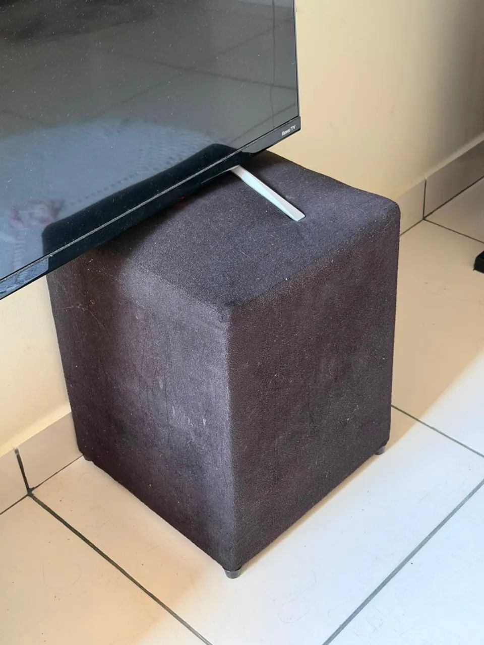 Vende-se mesa de mdf com três puffs  - Foto 3