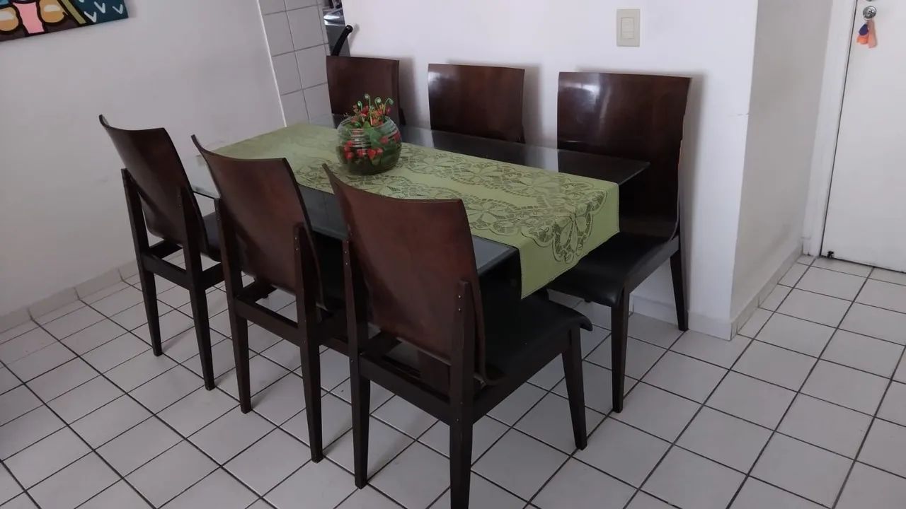 Mesa de vidro e de 6 cadeiras de madeira 