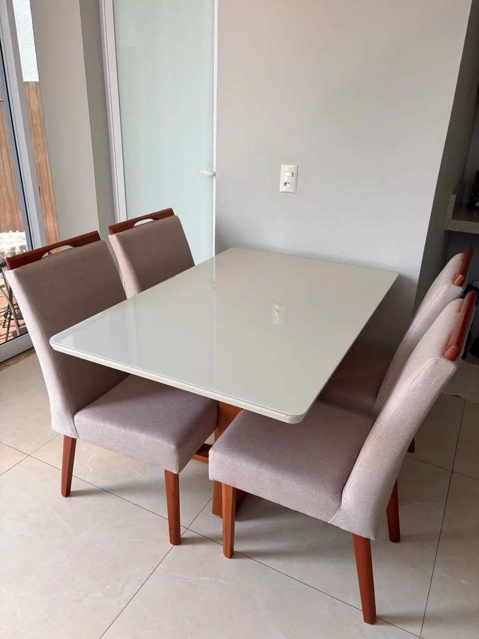 Mesa 1,20 m x 90 cm + 4 cadeiras lindas!!!