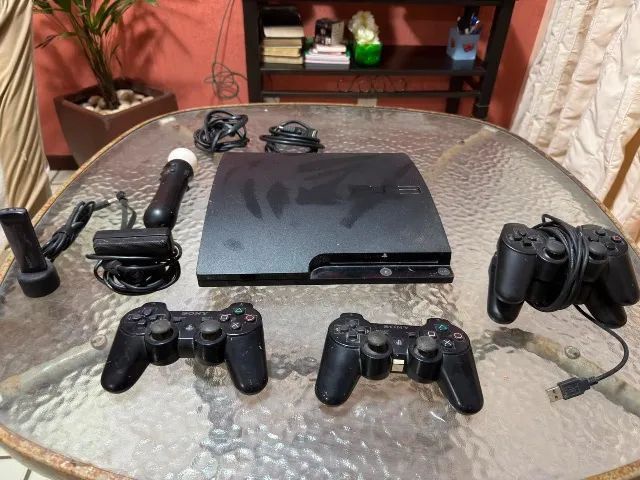 PS3 com 2 controles e câmera