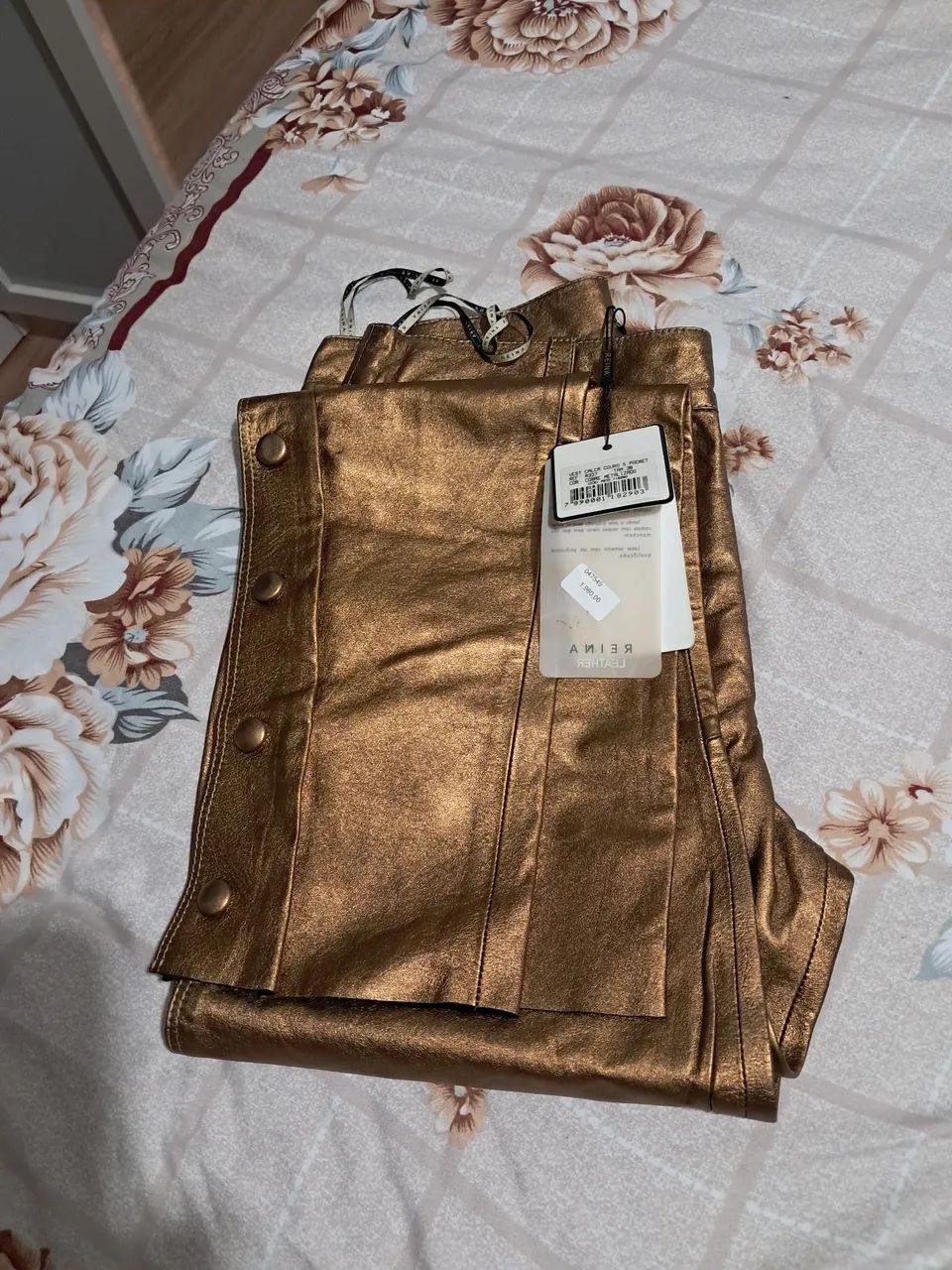 Linda calça de couro nova .