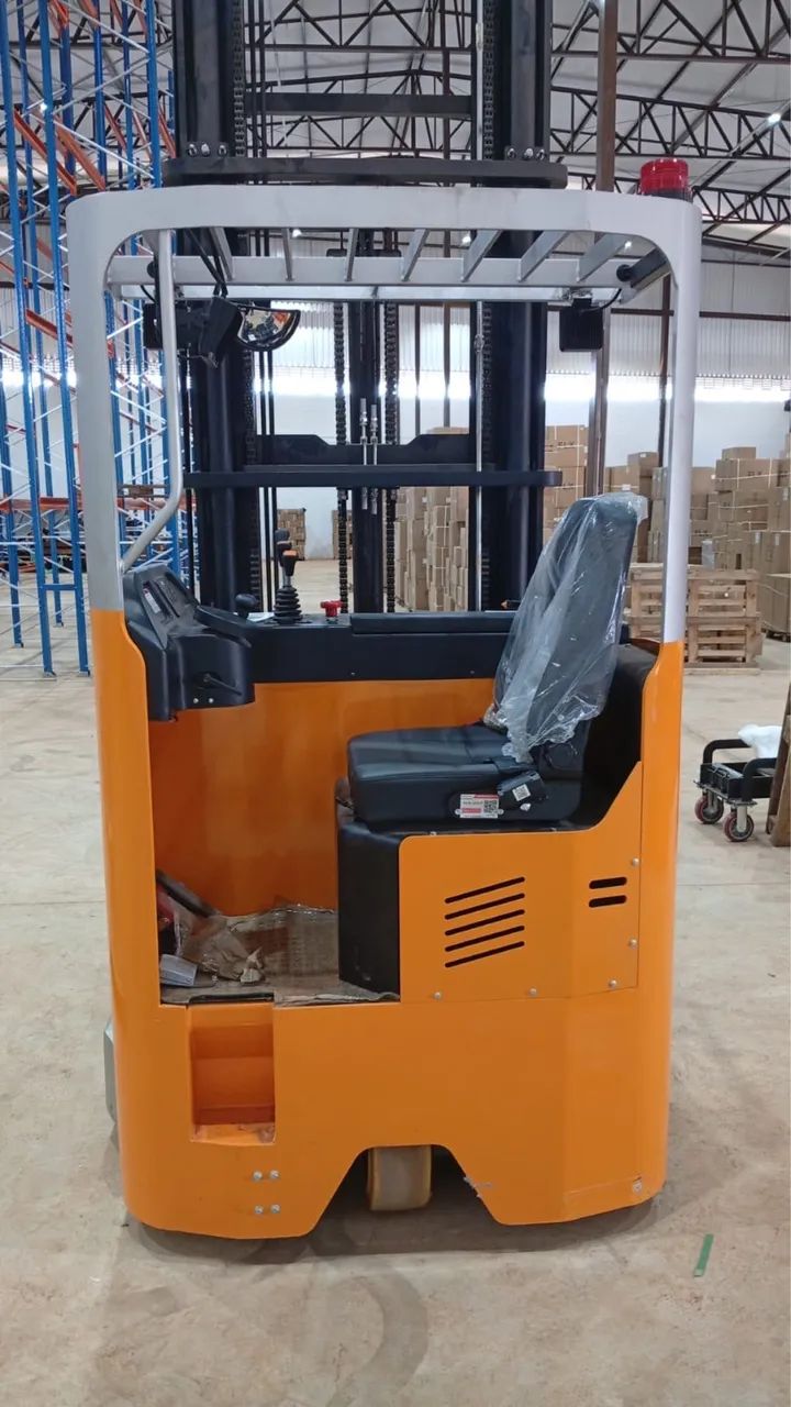 Empilhadeira retrátil 0km