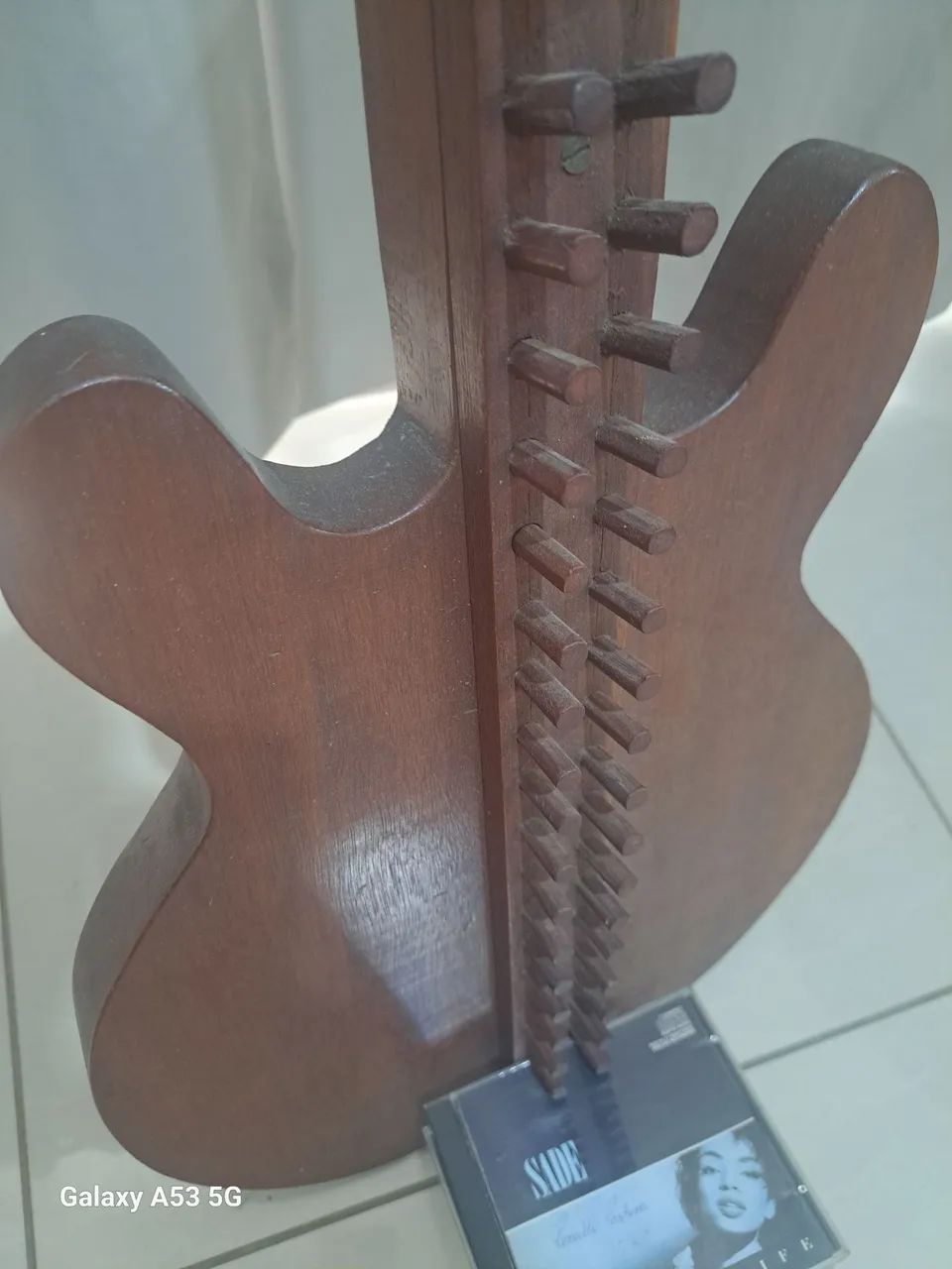 Rack  de madeira formato guitarra paracds - Foto 2
