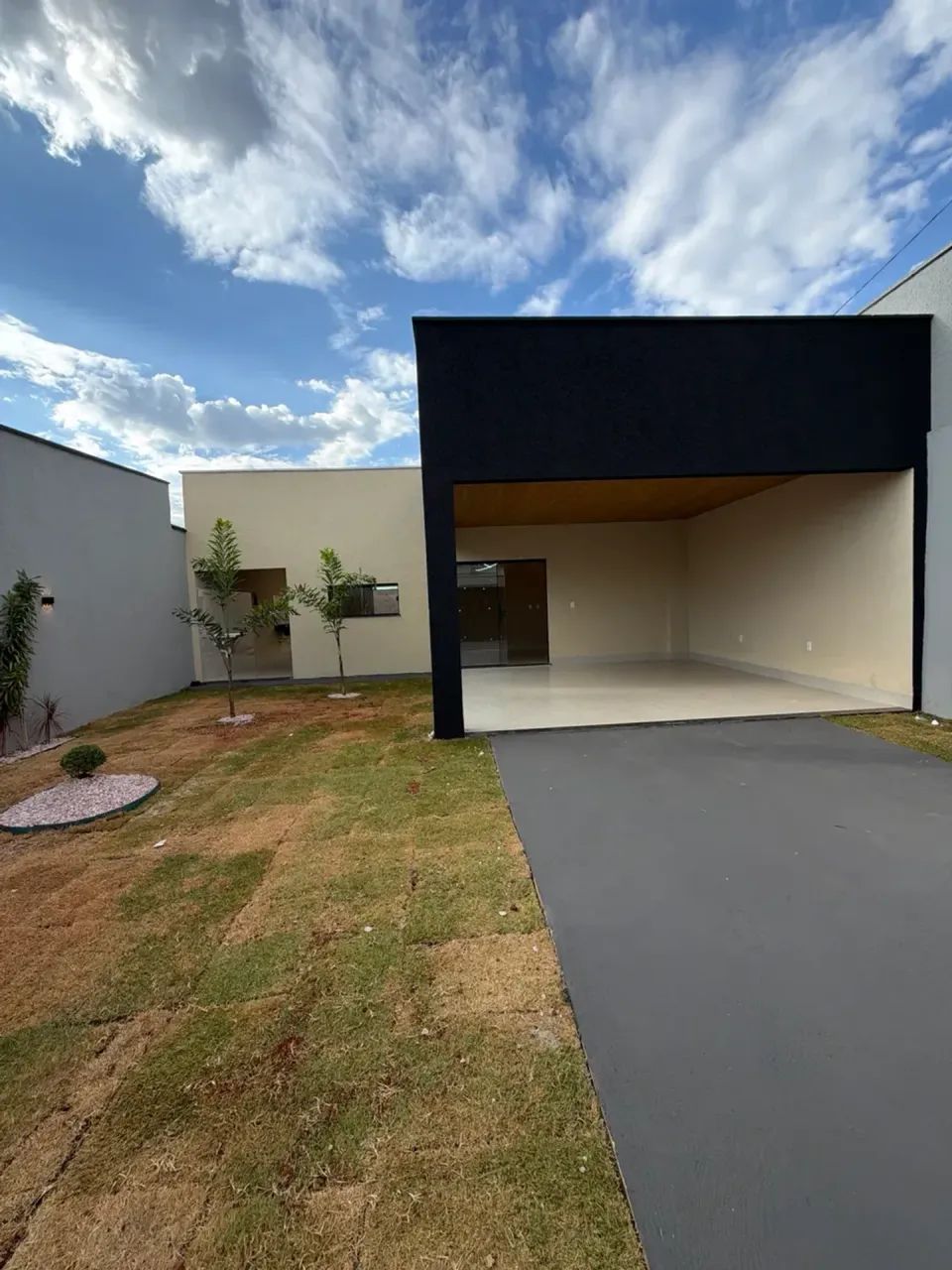 Casa 3/4 com suite - Sozinha no lote com Piscina