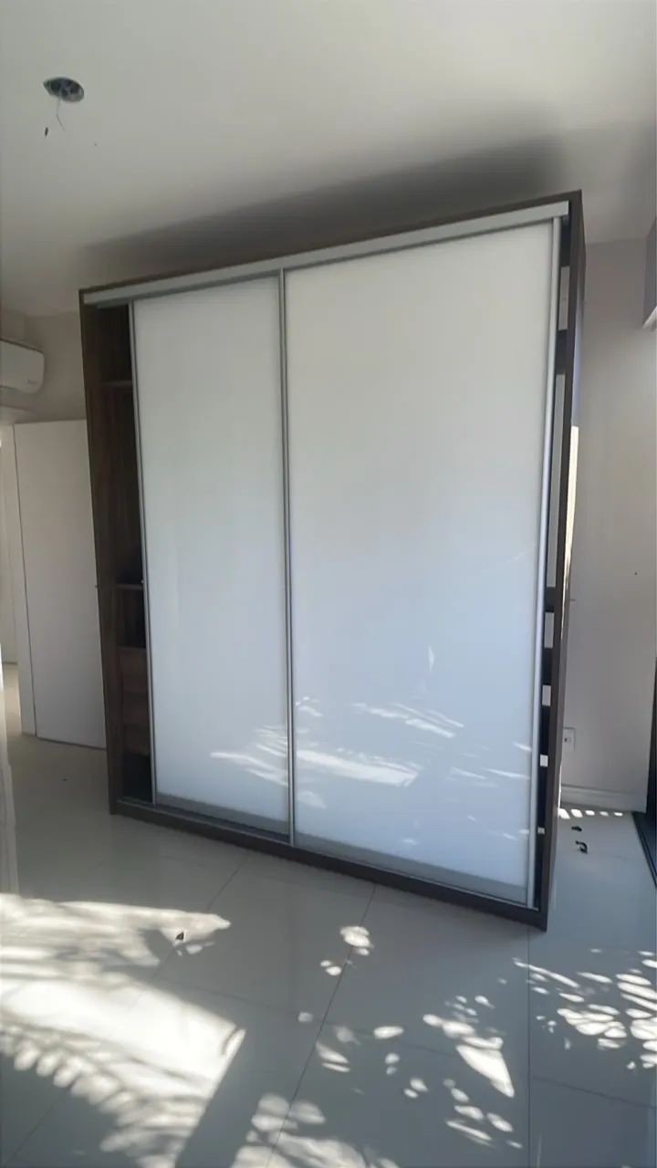 Roupeiros porta de correr de vidro leitoso