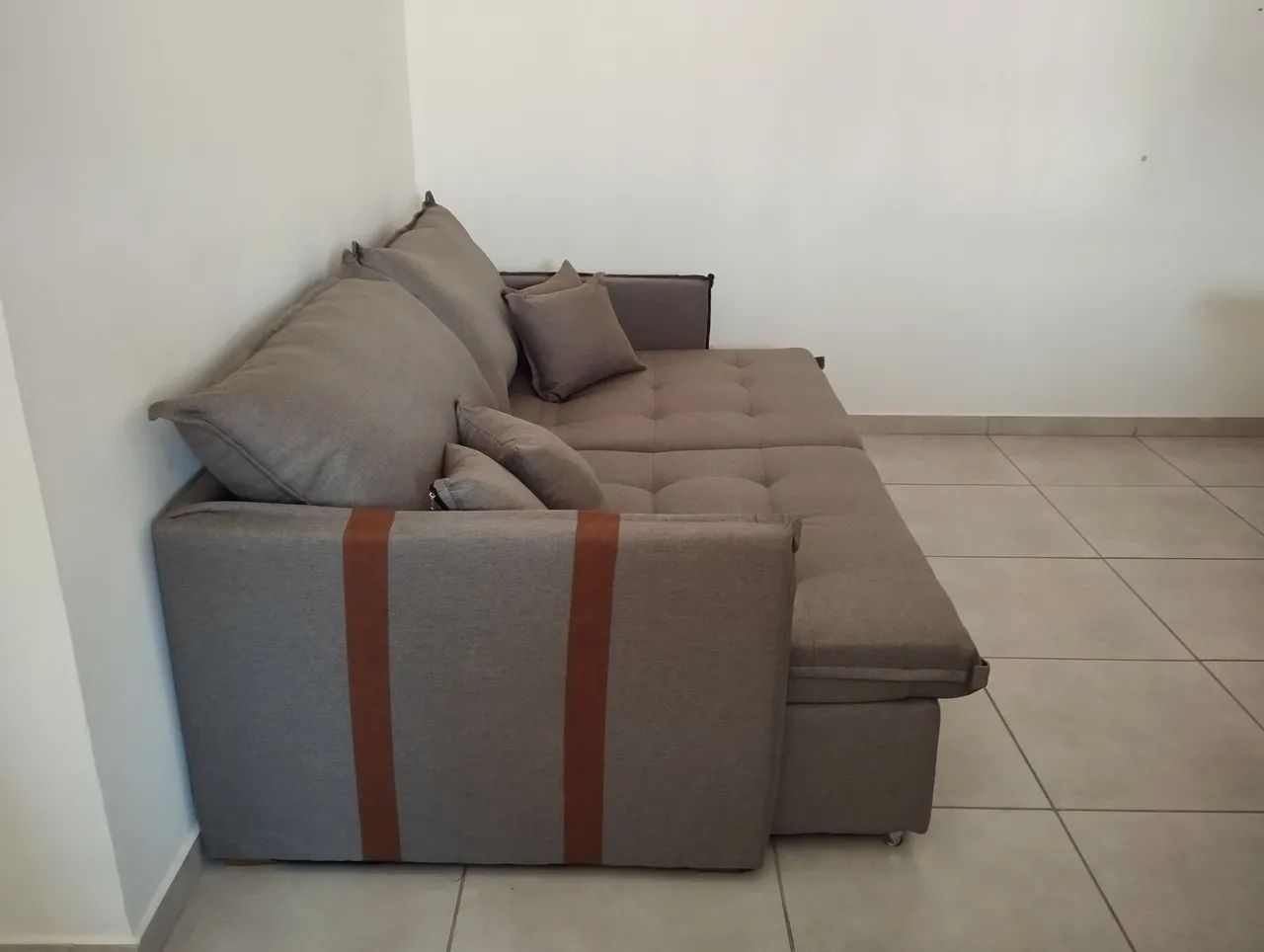 Sofá Retrátil Cama em Linho Cinza com almofadas  - Foto 4