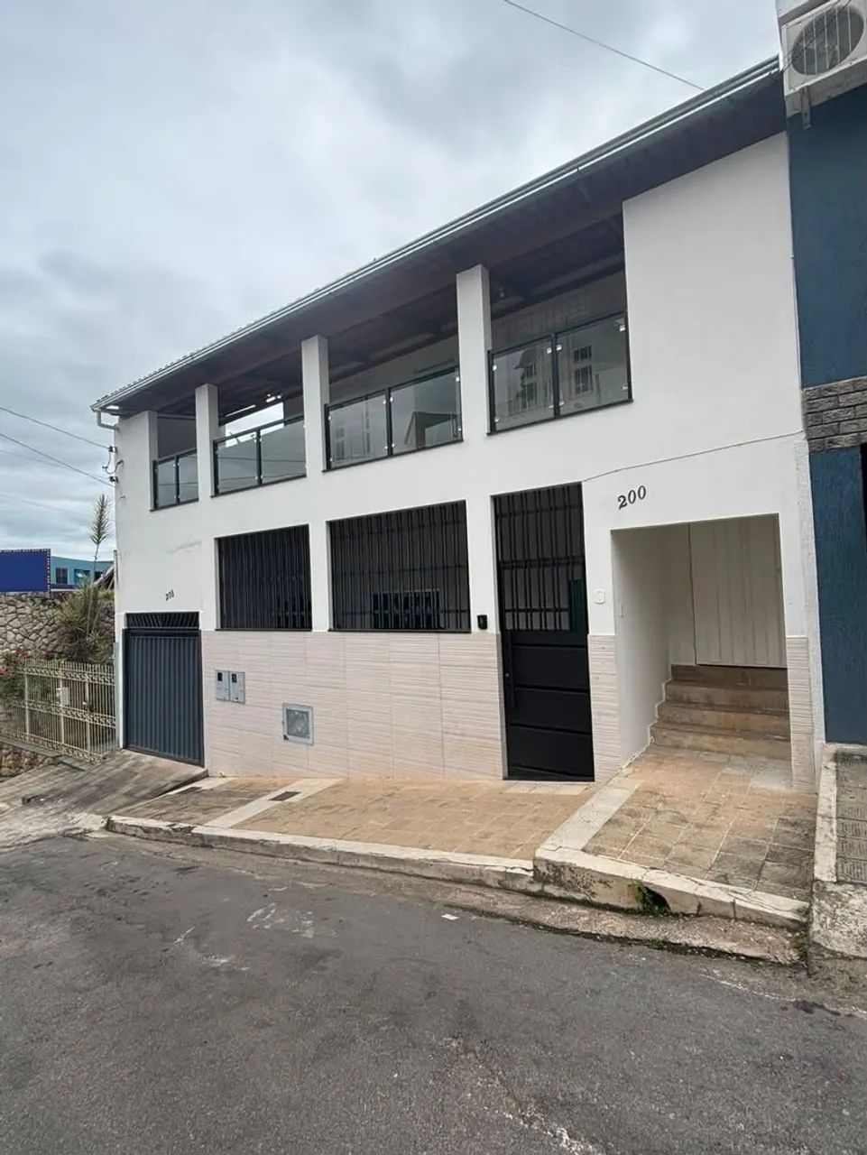 CASA AMPLA COM 3 QUARTOS E QUINTAL -