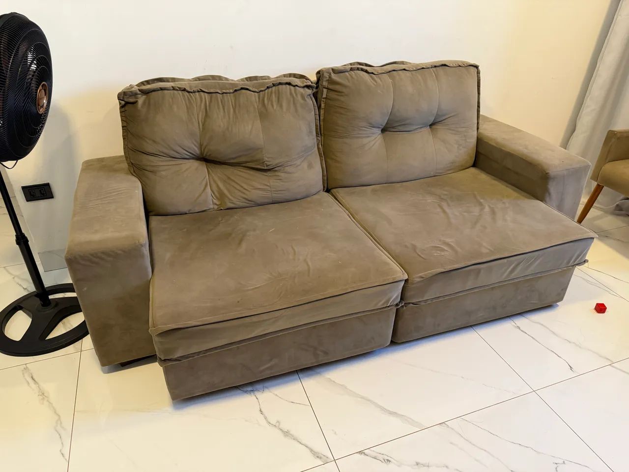 Sofá Retrátil 2 Lugares Seminovo - Muito Conservado e Super Confortável - Foto 2