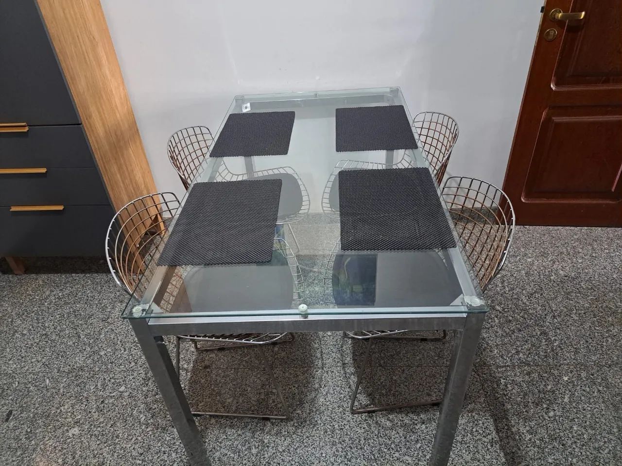 R$ 450,00    VENDO mesa com 4 cadeiras. - Foto 2