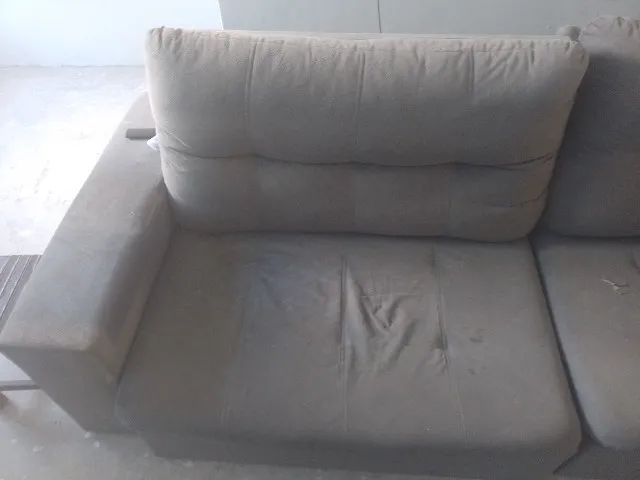 Sofá-cama usado com algumas manchas e rasgos - Foto 2