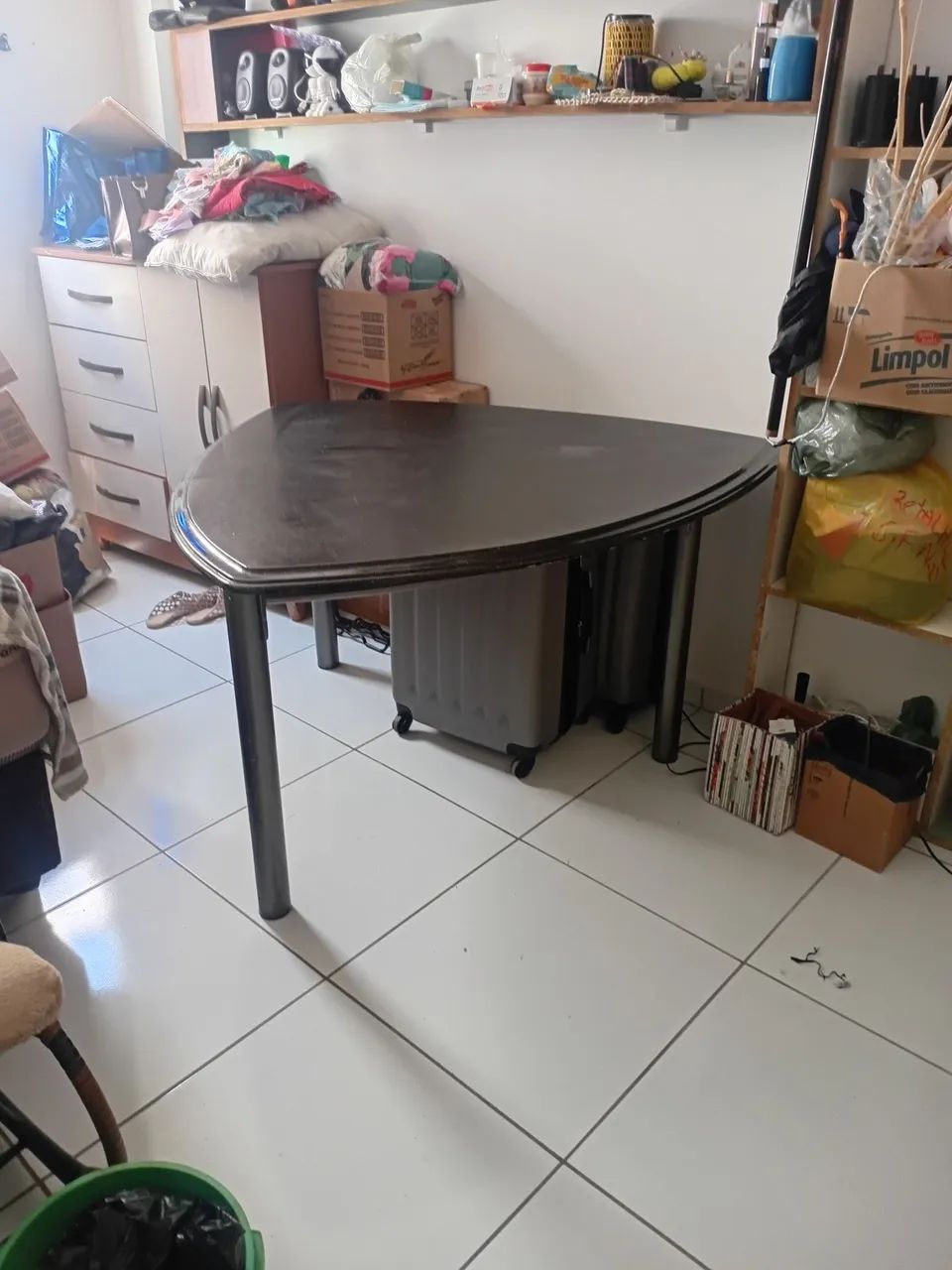 mesa  grande retangular com 4 cadeiras de ferro 