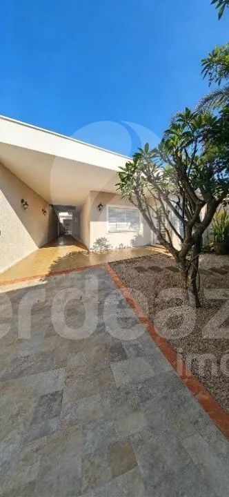 Casa com 3 dormitórios, suíte e 4 vagas no São Bernardo em Campinas.
