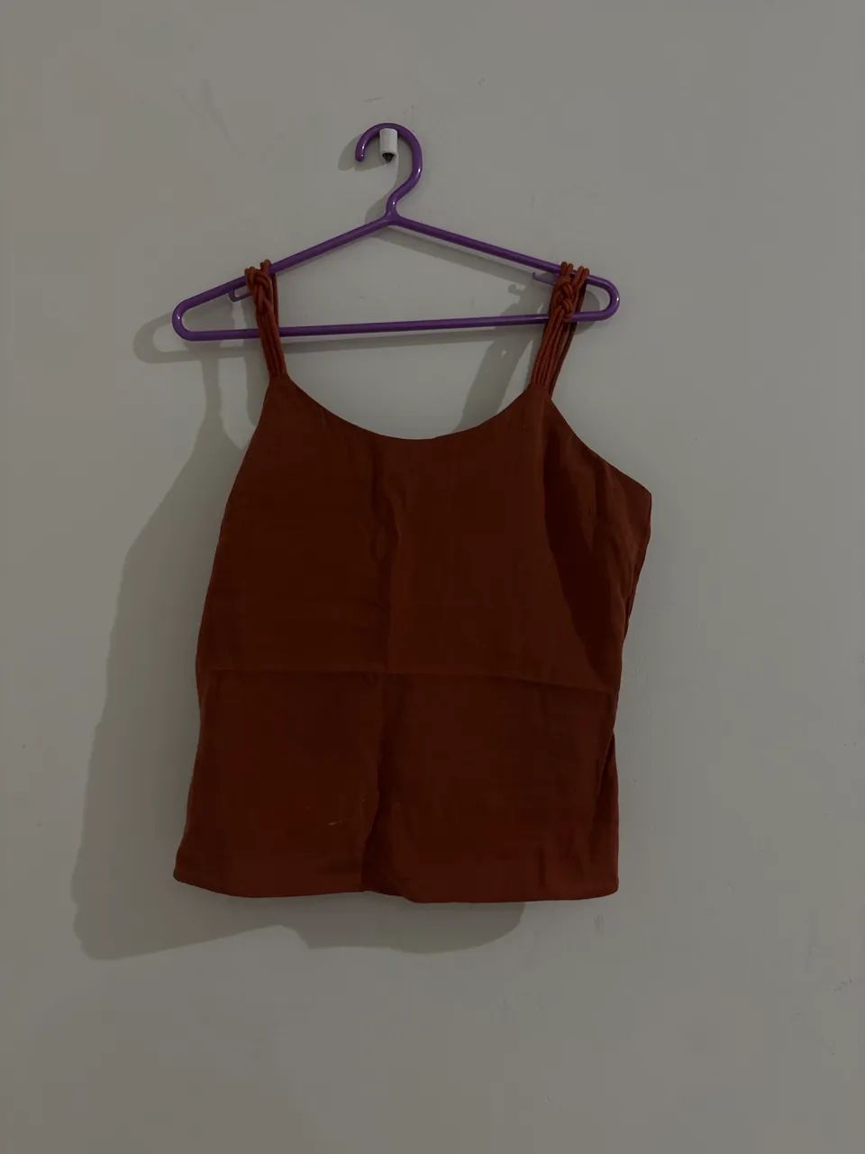 blusa marrom con detalhe na alça 