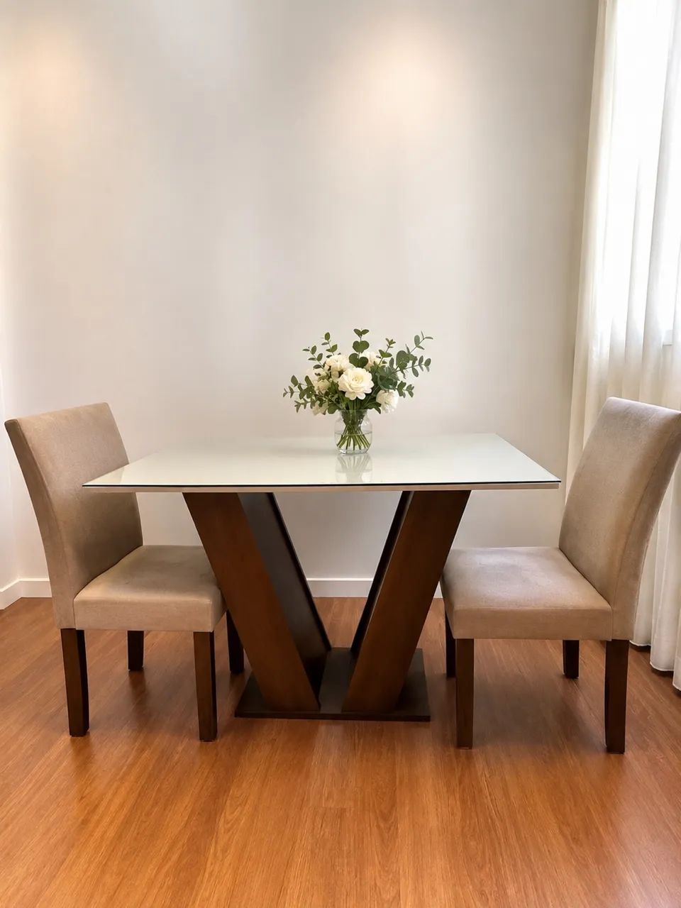 MESA DE JANTAR COM 04 CADEIRAS 