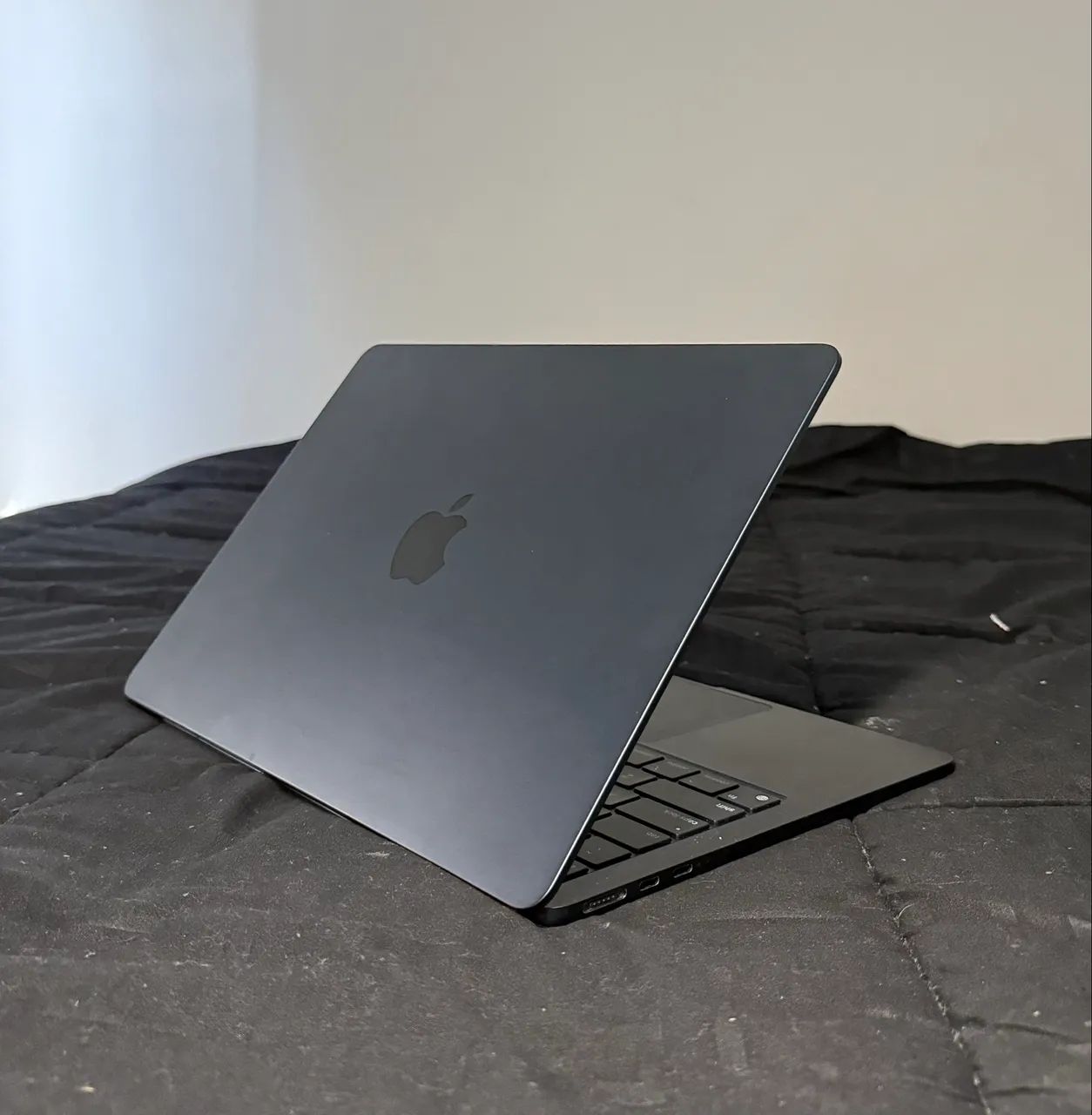 MacBook Air M2 13" 8GB 256GB Midnight - Com Acessórios (Praticamente Zero!)