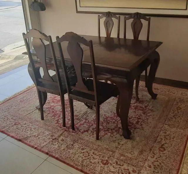 Mesa antiga para sala de jantar em madeira com tampo extensível com 4 cadeiras - Foto 4