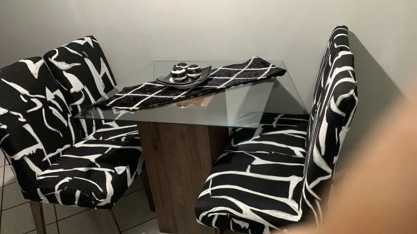 VENDO MESA DE VIDRO COM 4 CADEIRAS - Foto 5