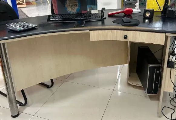 Mesa de Escritório CVC com Gavetas - Ótimo Estado
