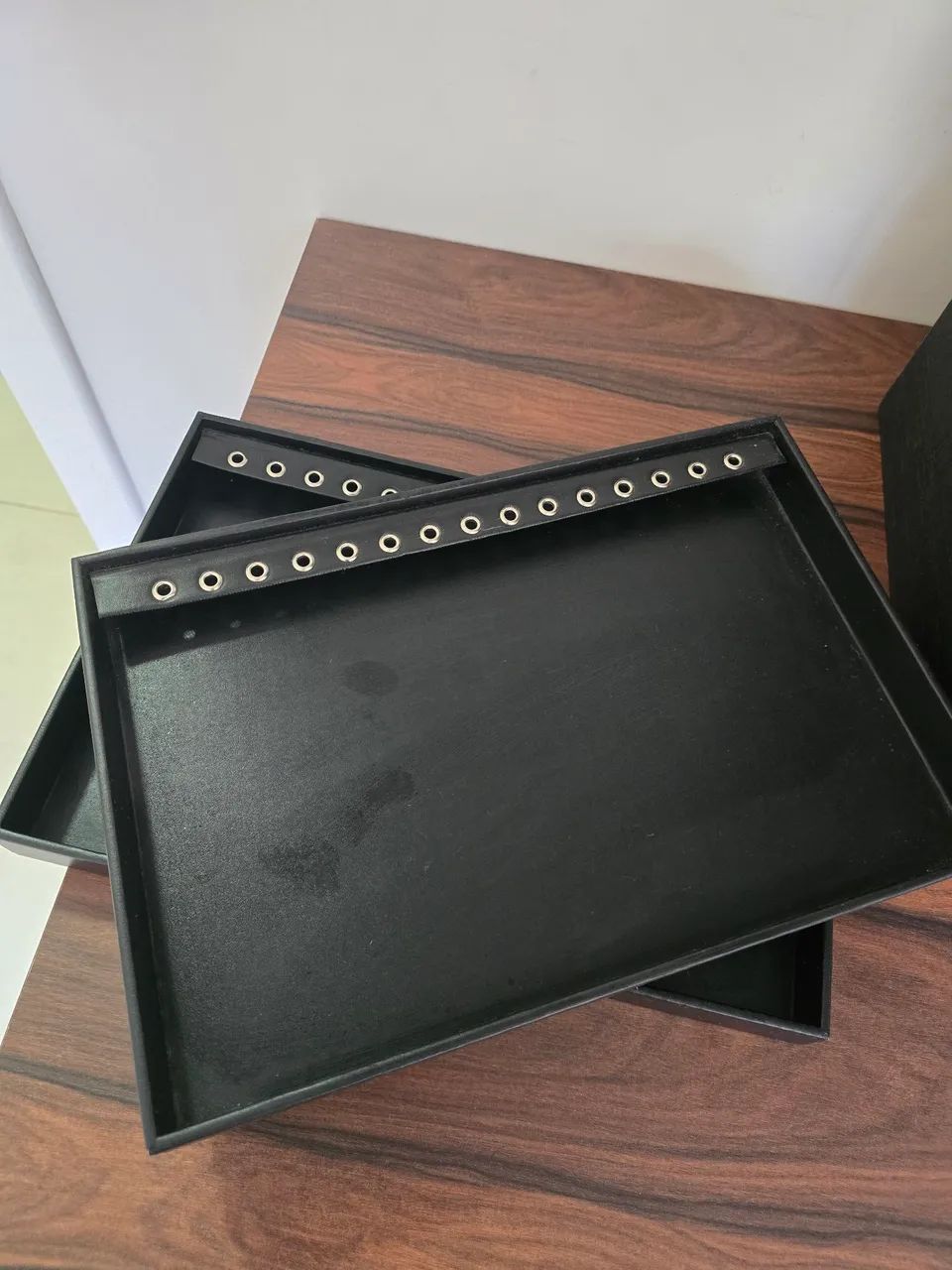 Porta corrente e pulseira sem uso
