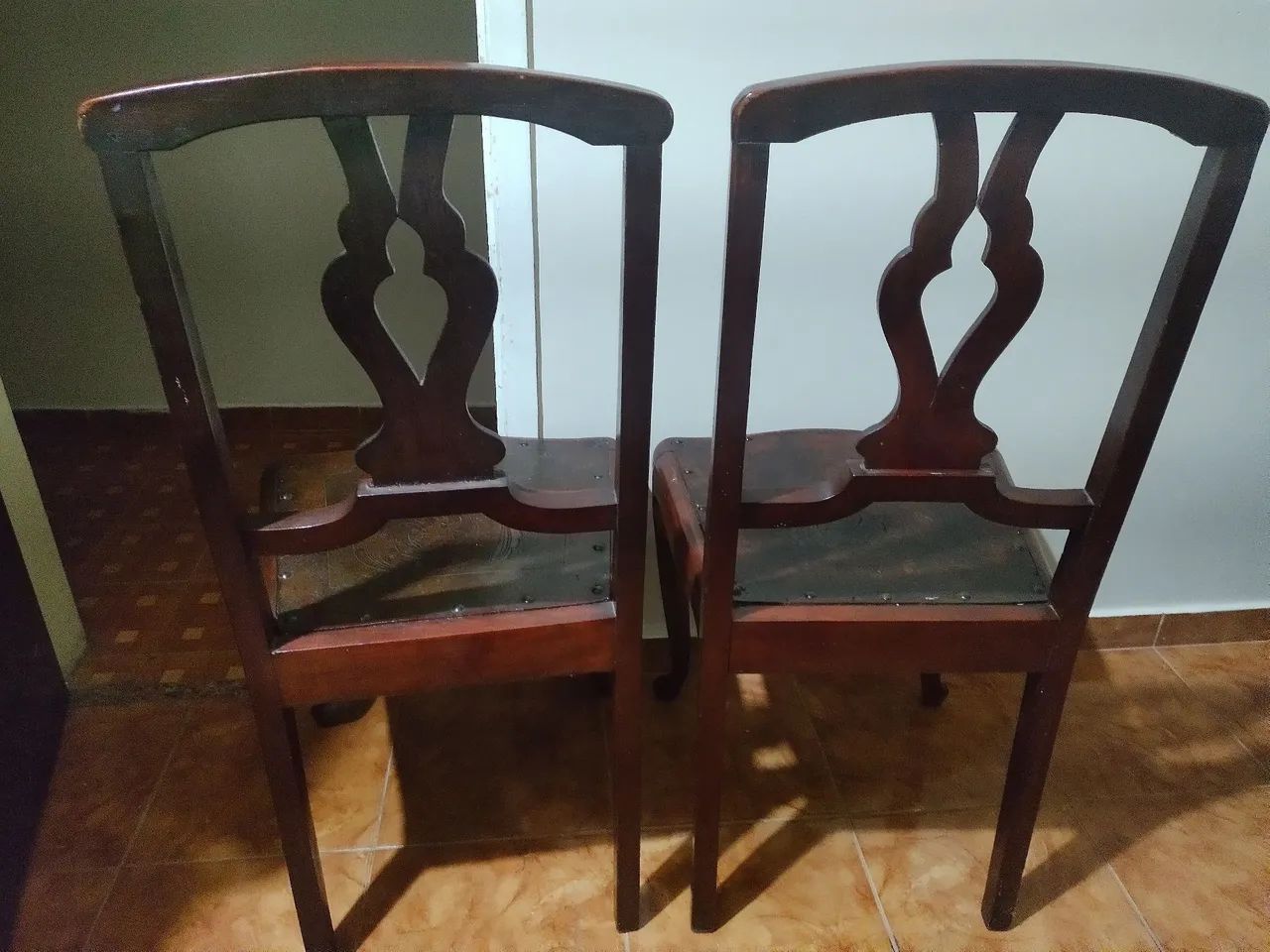 Cadeiras de madeira antiga