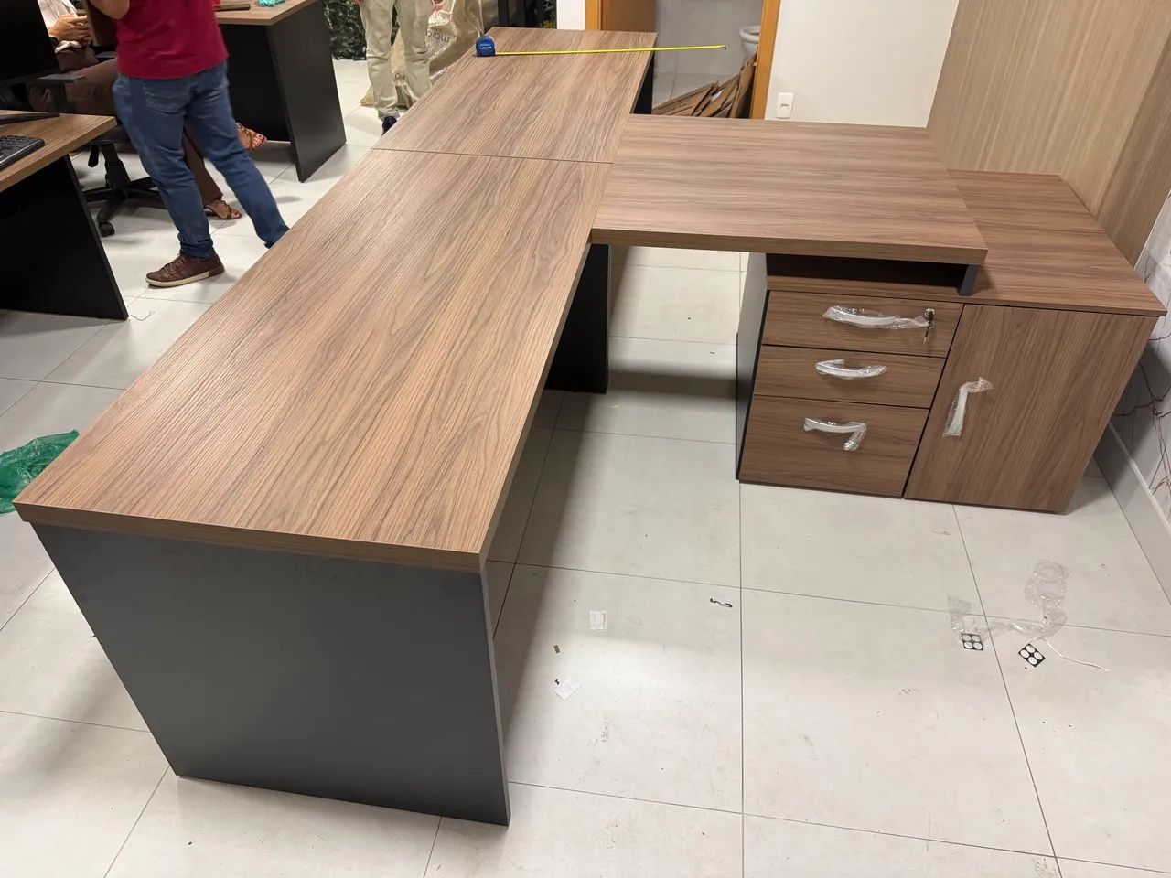 Mesa em L com 1 armário e 3 gavetas novo  - Foto 5