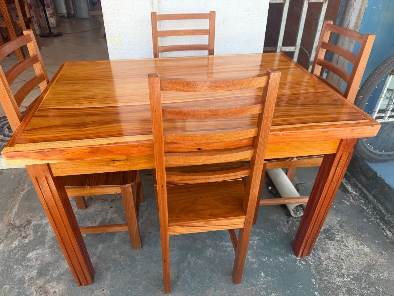 Mesa 4 cadeiras com borda grossa em madeira 