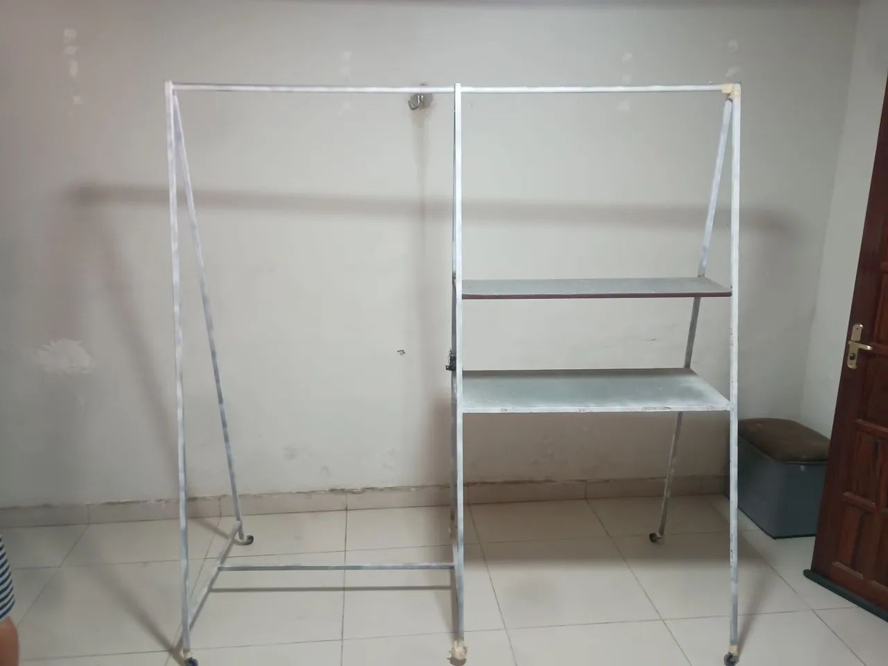 pratileira de ferro com rodas - Foto 5