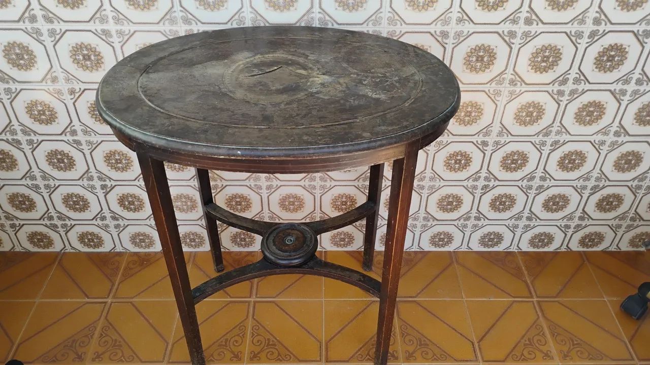 Vendo uma mesa decorativa de antiguidade,madeira maciça. - Foto 2