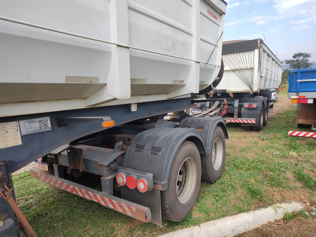 Rodocaçamba carreta 9 eixos Facchini caçamba com pneus - Foto 4