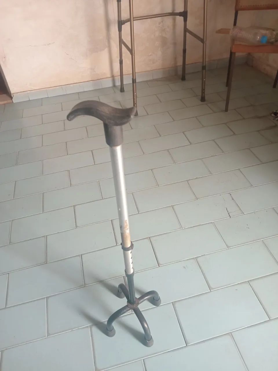 Vendo bengala de alumínio de 04 apoios