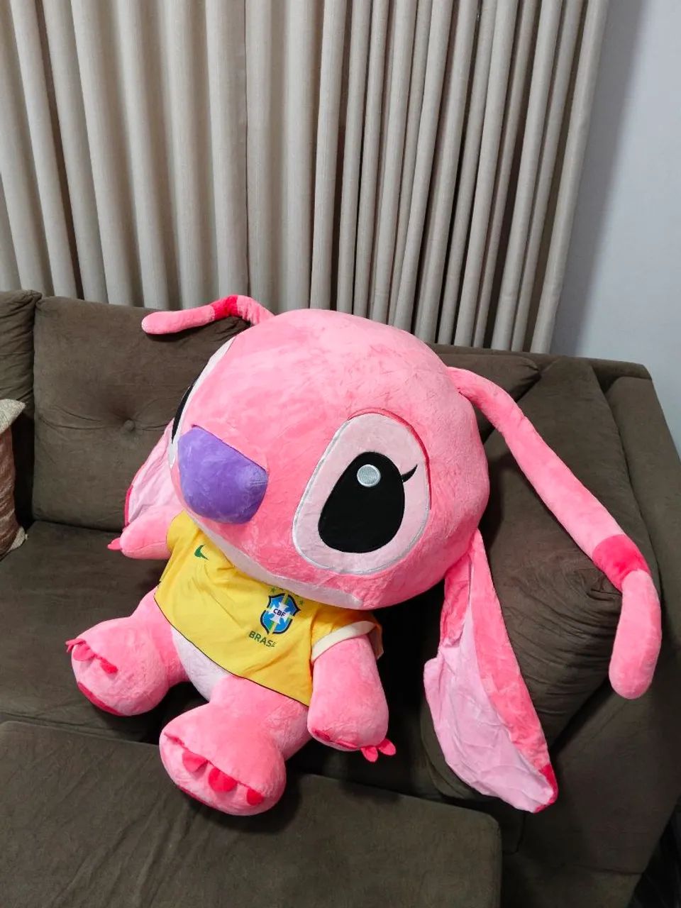 Vendo pelúcia gigante Lilo Stitch rosa em clima de copa com camisa da seleção brasileira  - Foto 2