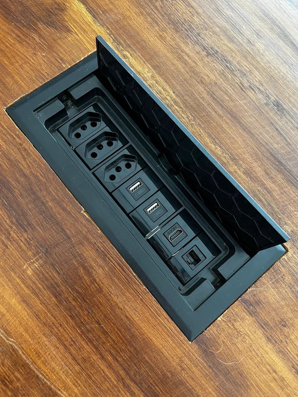 Versatile table.418477619954339842