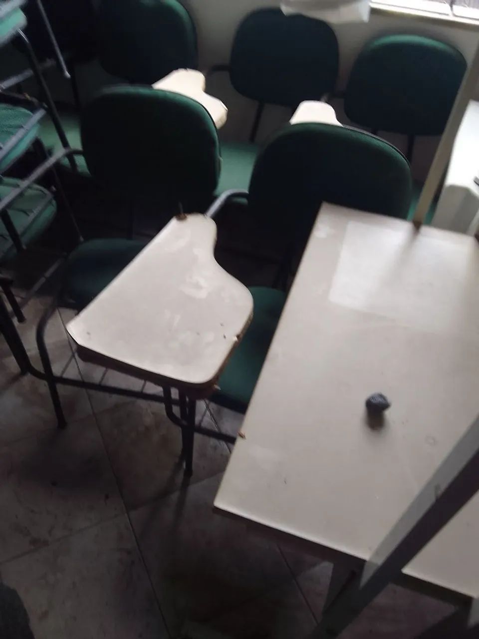 vendo 50 cadeiras com avarias no encosto dos bracos  - Foto 3