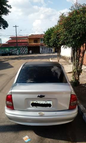 Corsa sedã 2001 só R$ 8.500.