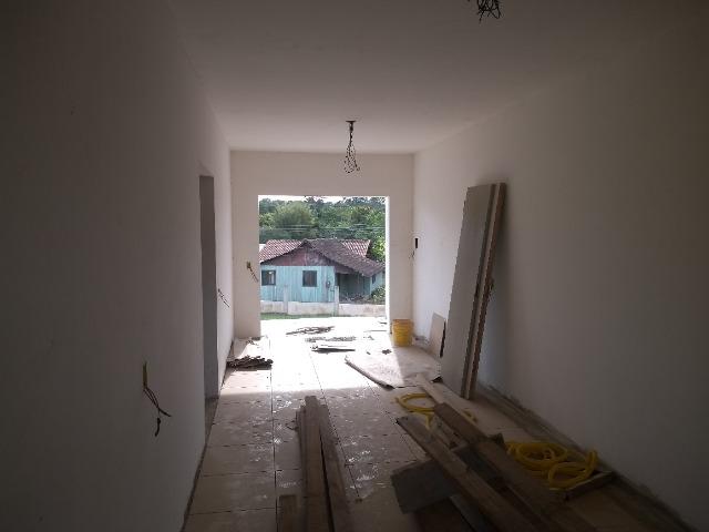Casa e dois apartamentos em construção