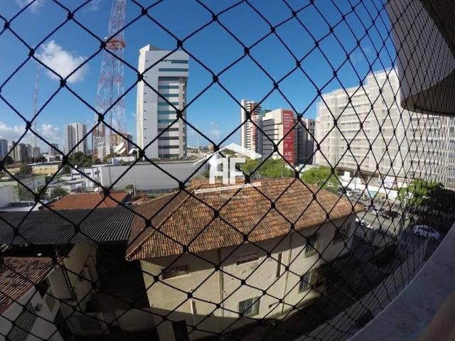 Apartamento no Farol com 4/4 sendo 3 suítes - Ótima localização, ligue já - Foto 18
