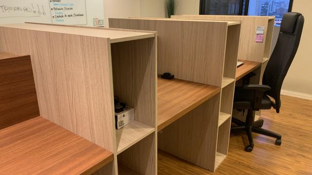 Vendo estação de trabalho com 2 meses de uso! Para 6 pessoas com tomadas individuais