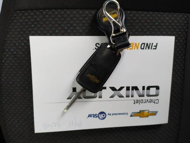 Oportunidade!! Onix Joy 2016/2017,motor 1.0 ,câmbio manual 6 marchas . Carro de mulher - Foto 18