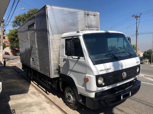 VW 8.160 BAÚ COM PLATAFORMA