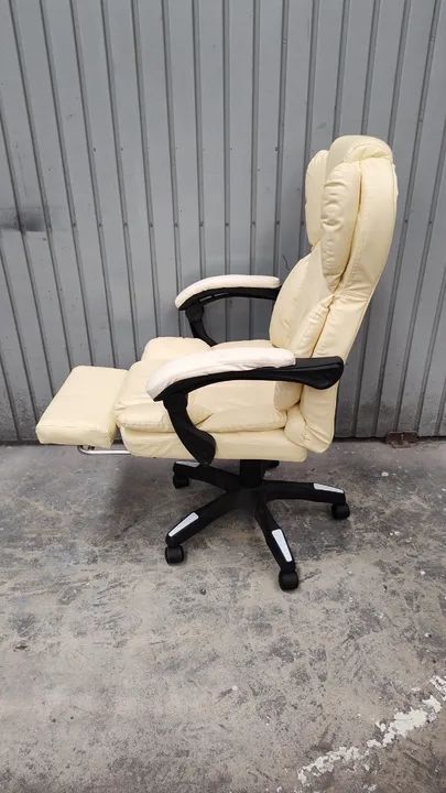 Cadeira Presidente Bege e com Apoio de Pedal Usada - Foto 2