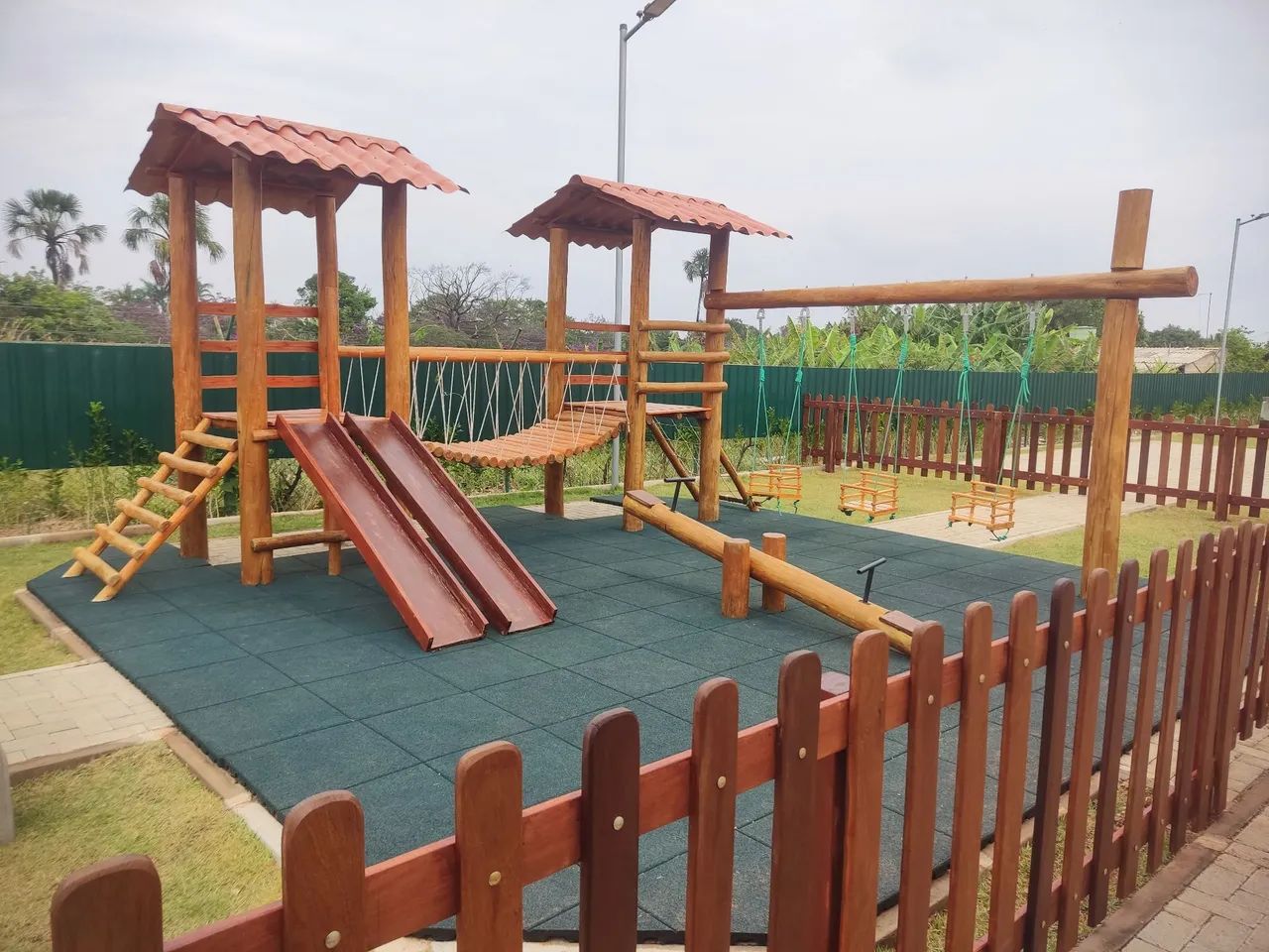 Playground / parquinho Infantil de Madeira - Foto 4